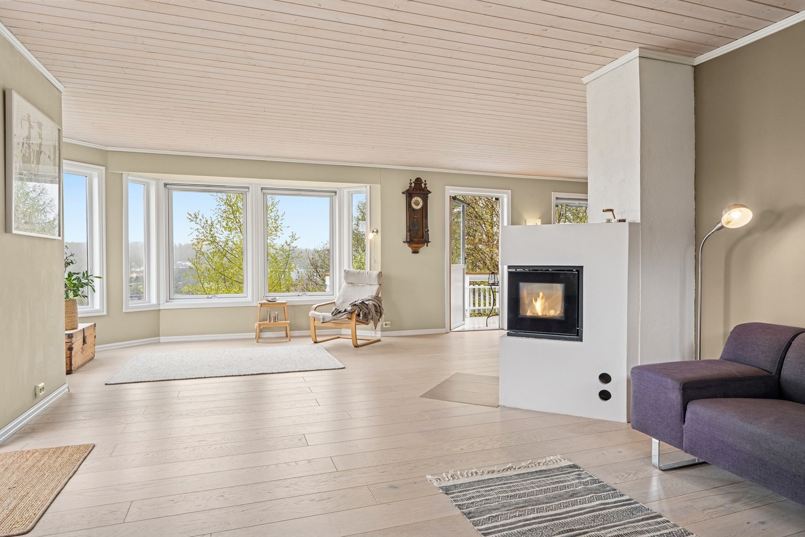 Eneboligen har en fin planløsning som går over to plan. Hovedetasjen inneholder stue/kjøkken i åpen løsning, baderom og et romslig soverom. Galleribilde