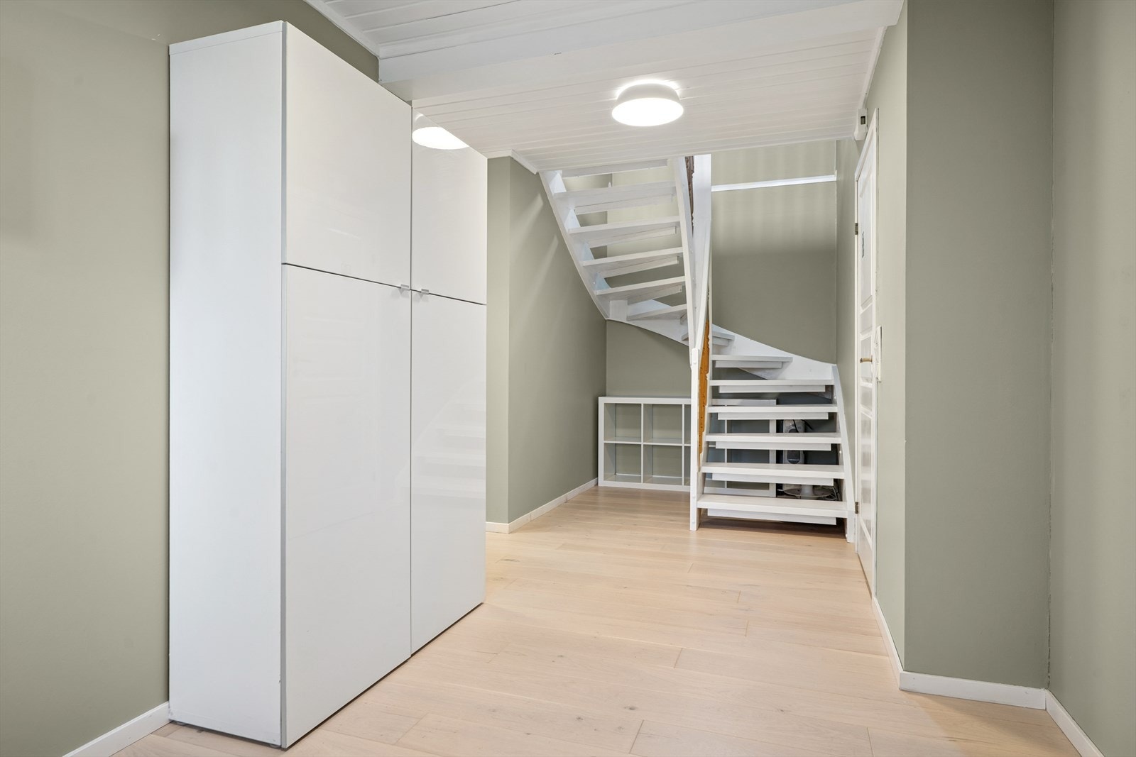 Her er det god plass til diverse oppbevaringsløsninger til sko og yttertøy. Galleribilde