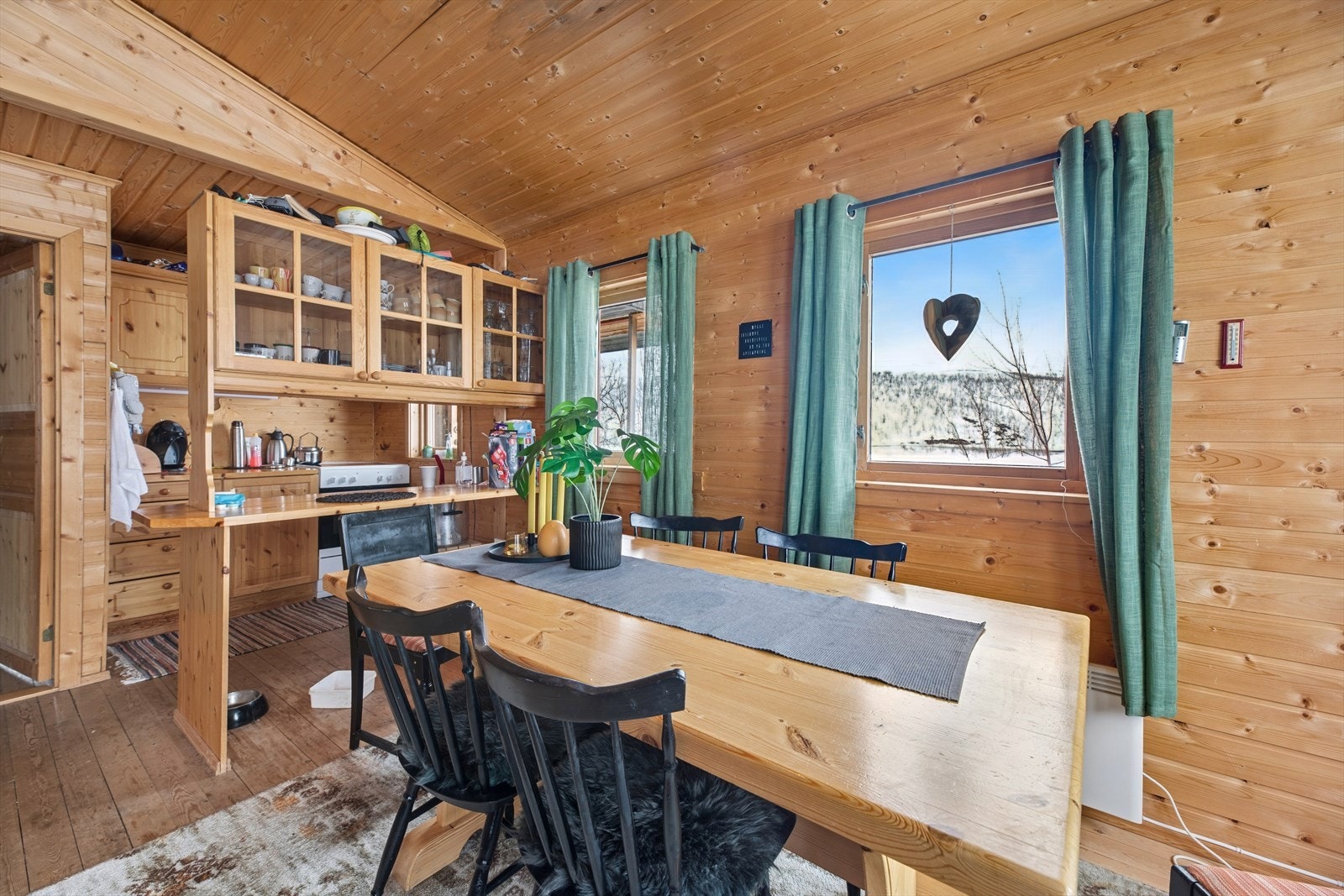 Det er god plass til spisegruppe og sofagruppe. Galleribilde