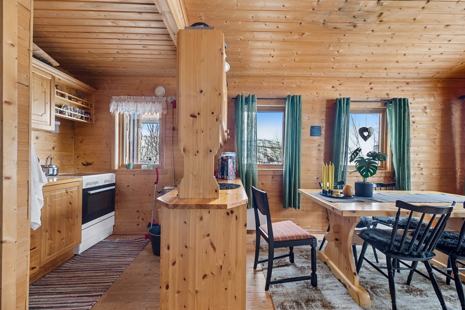 Det er innlagt strøm i hytten. Galleribilde