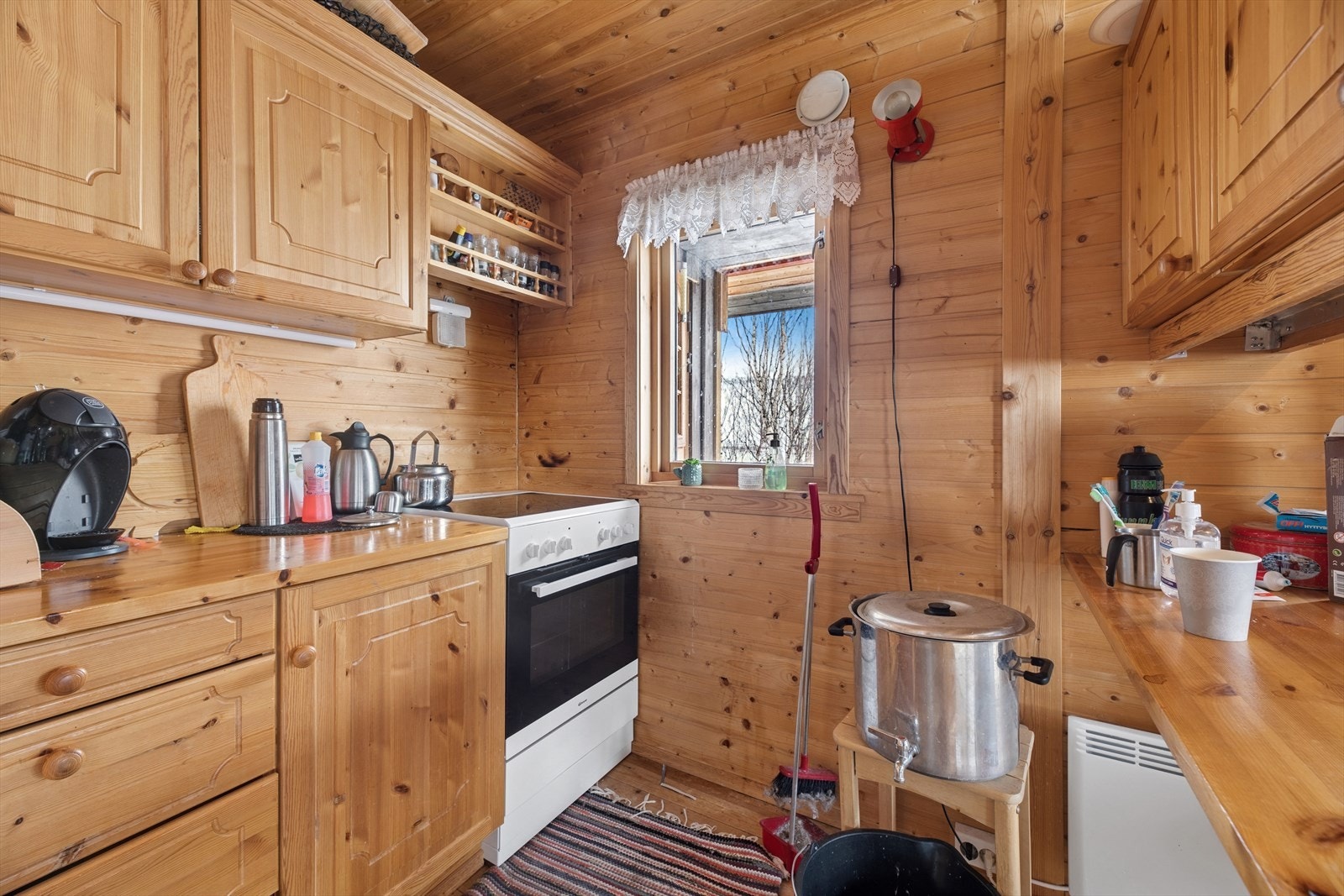 Kjøkken med skap og benkeplass. Galleribilde