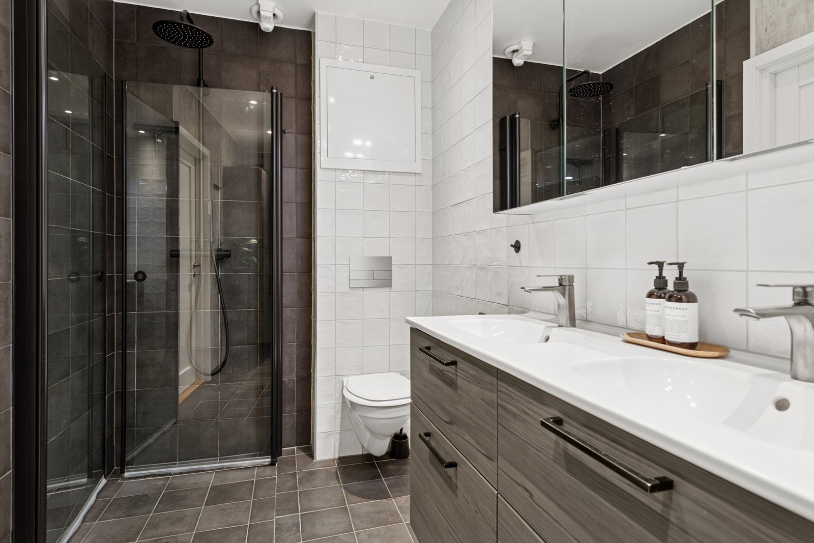 Stort dusjhjørne med regndusj og innfellbare glassdører. Galleribilde