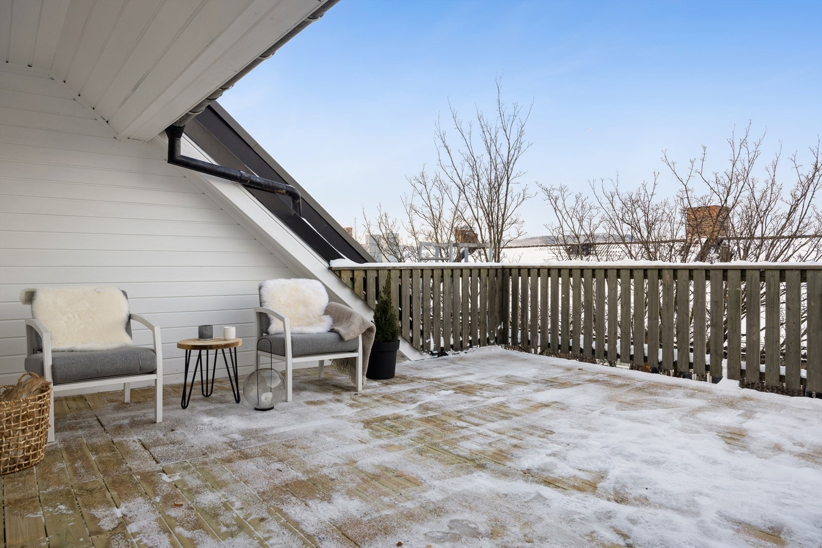 Verandaen vender inn mot bakgården og i bakgrunnen skimtes blant annet Fosenalpene. Galleribilde