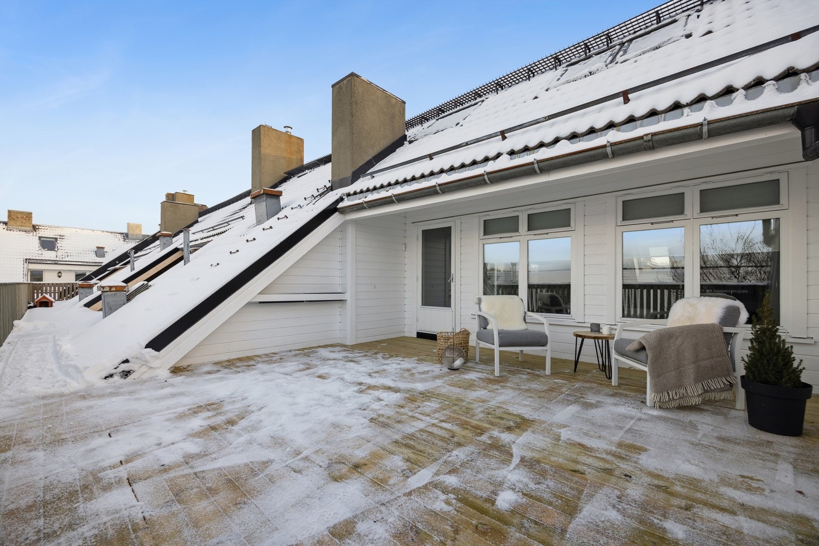 Terrassen er over 35 kvm og har rikelig med plass til møblement. Galleribilde