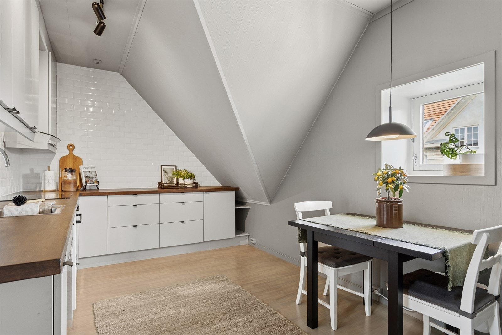 Rikelig med benkeplass og lagringsplass. Alle hvitevarer på kjøkkenet medfølger også i handelen. Galleribilde