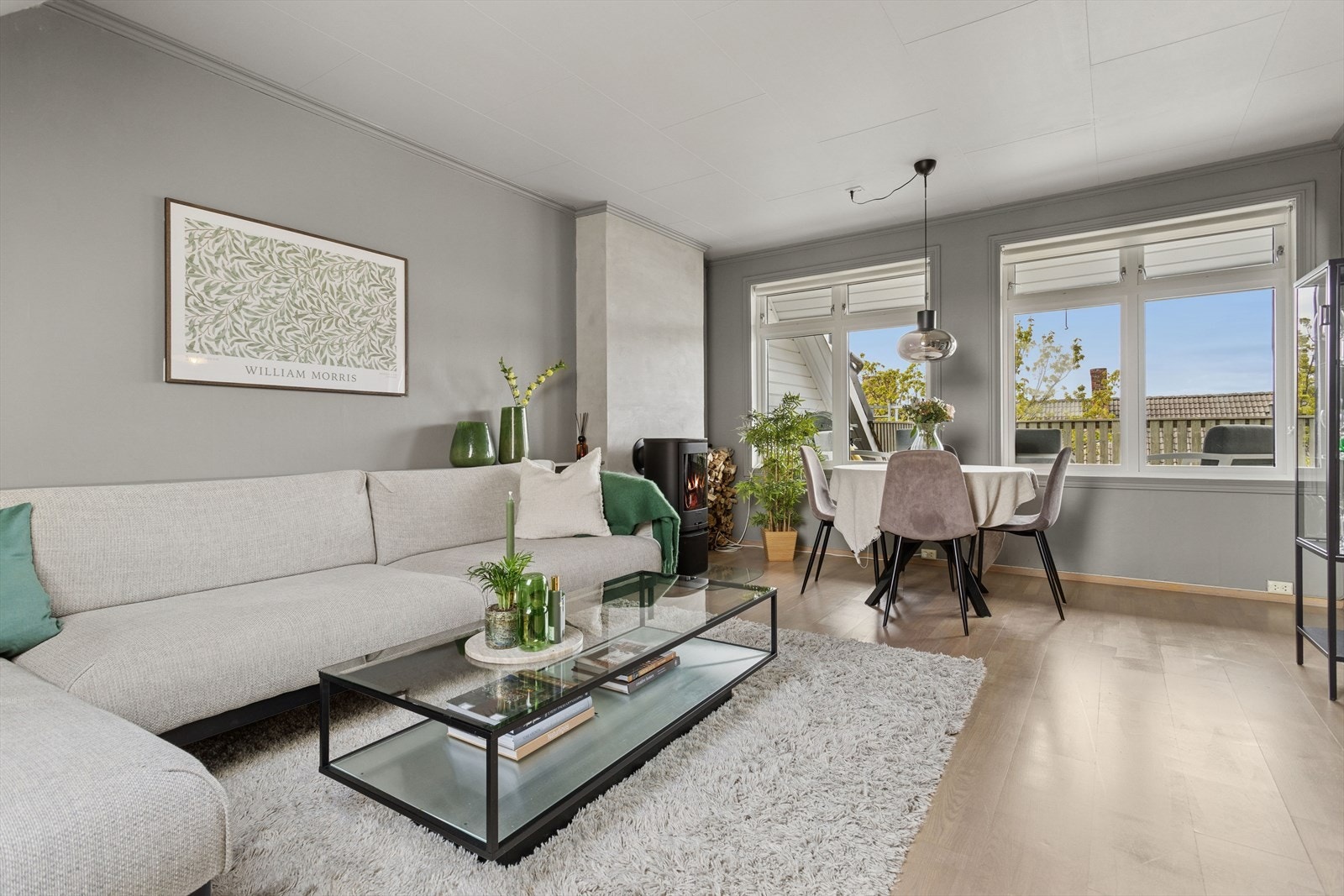 Hovedstuen er lys og romslig med vedovn for den gode varme på kalde dager. Galleribilde