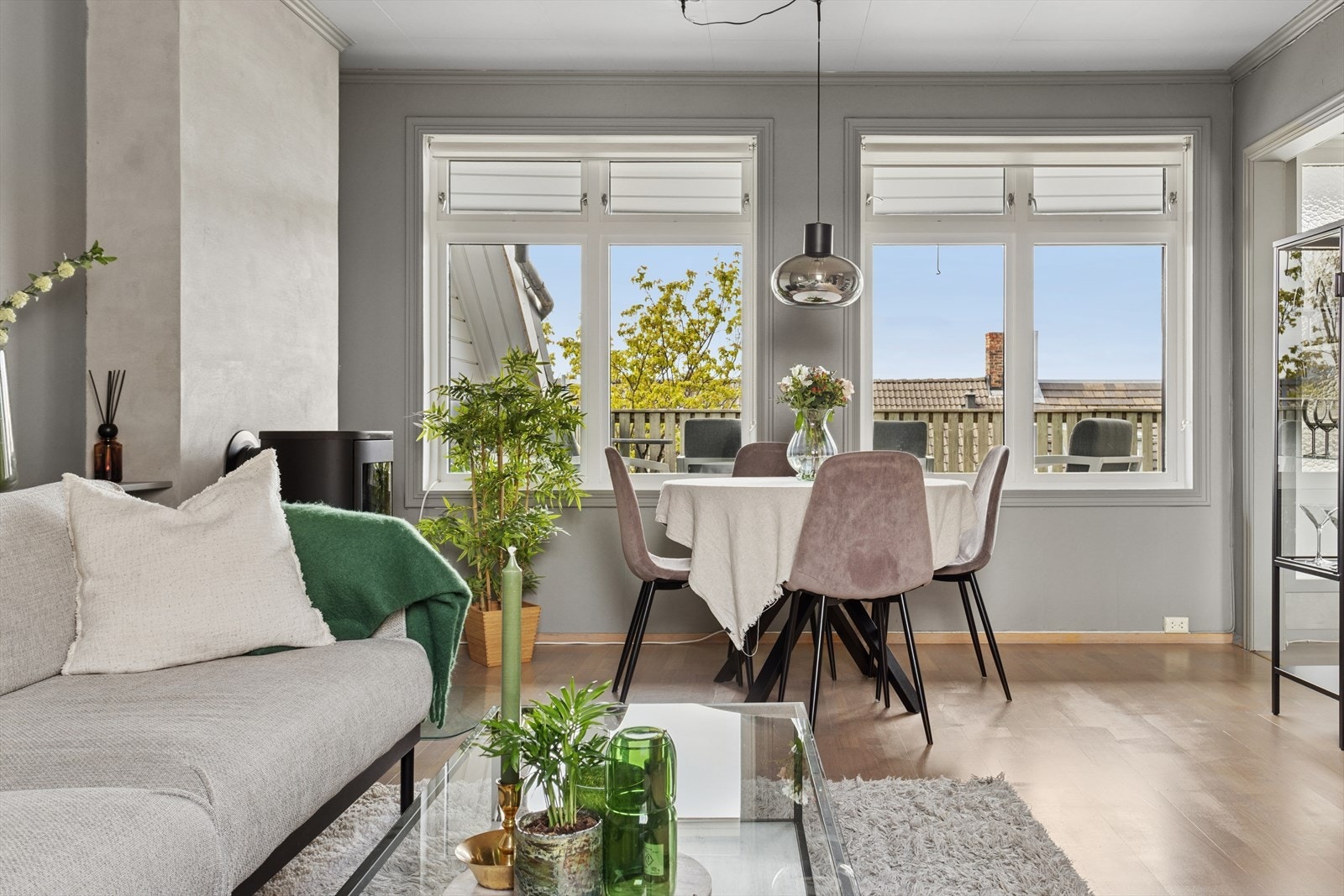 Leilighetens oppmålte areal er på tilsammen 89m². Selve gulvarealet er en del større enn dette, men er ikke målbart grunnet skråtak. Galleribilde