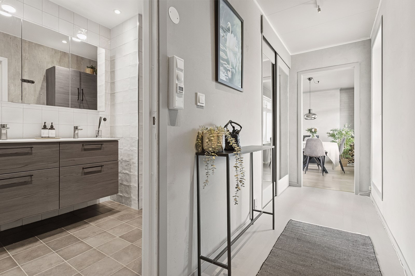 Leiligheten har sjarm og sjel i kombinasjon med moderne elementer og ikke minst godt med plass. Galleribilde