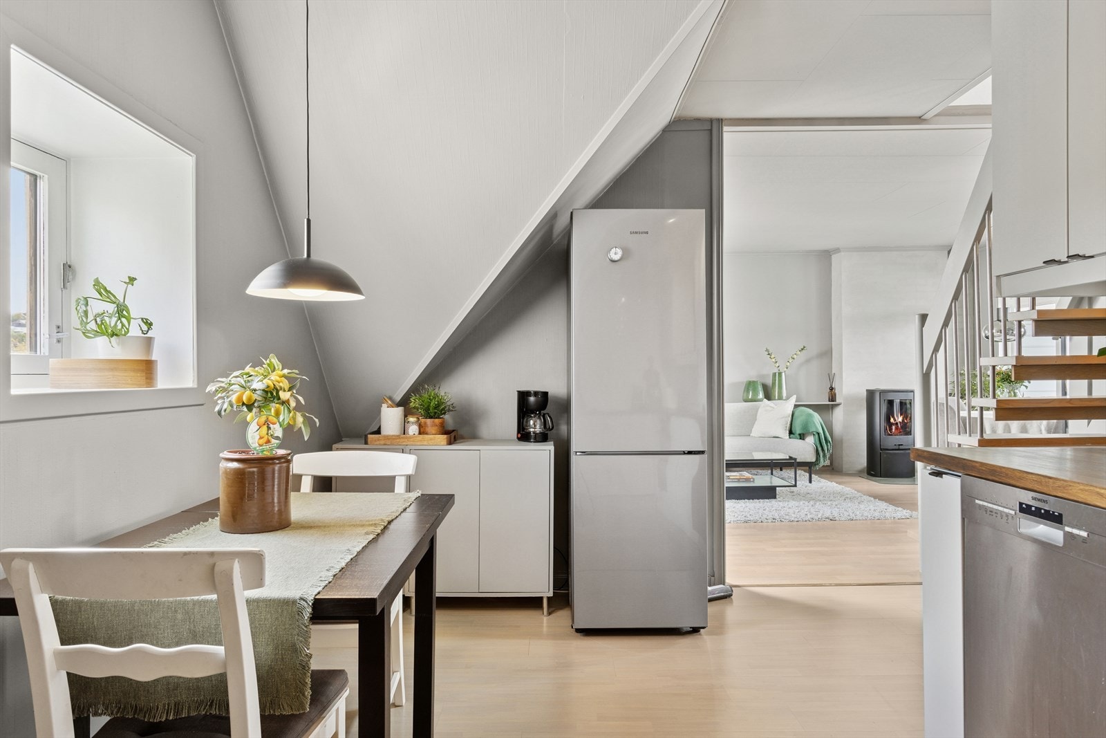 Det store kjøkkenet er på 15m² og rommer fint en liten spisegruppe. Galleribilde