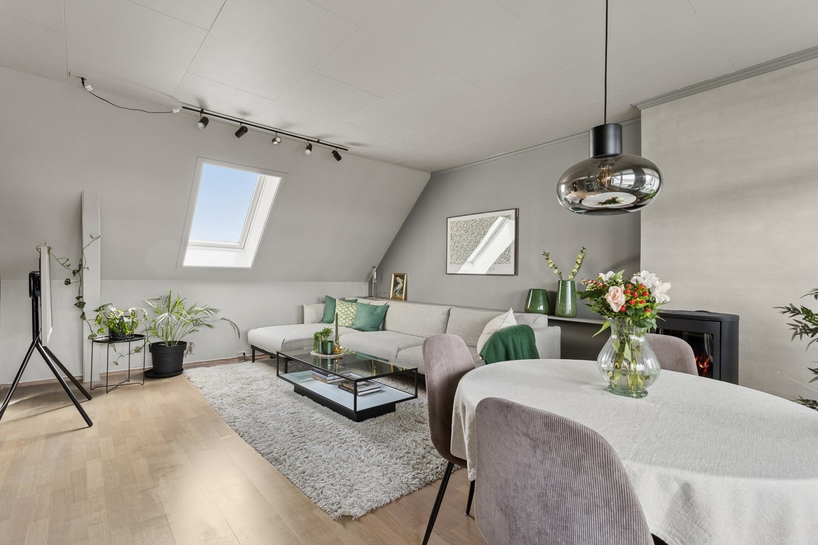 Gjennomgående moderne og tidsriktige fargevalg på overflatene. Galleribilde