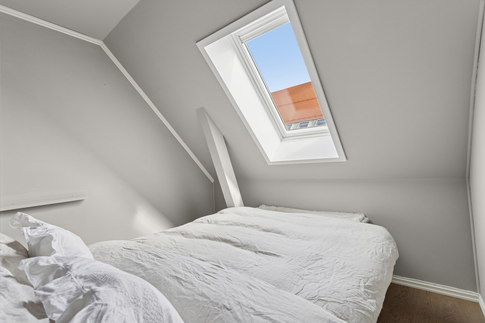 Dette soverommet er på nesten 15m² og har god plass til dobbeltseng. Galleribilde