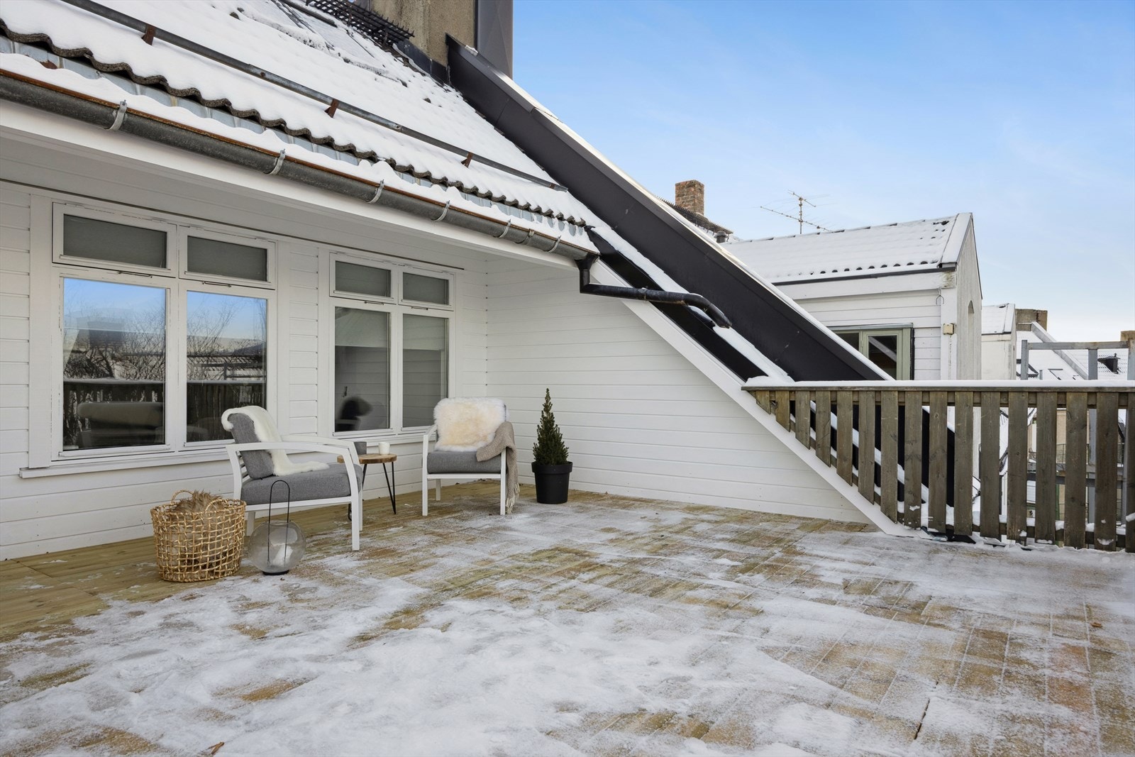 Med vestvendt veranda i toppetasjen er man sikret gode solforhold hele ettermiddagen og kvelden. Galleribilde