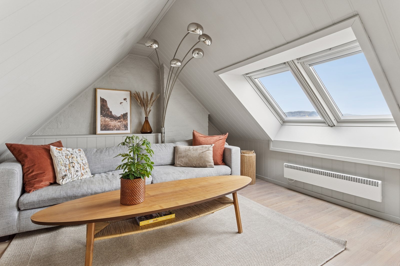 En av leilighetens kvaliteter er at den ha 2 stuer. Dette er loftstuen med utsikt mot Trondheimsfjorden. Galleribilde