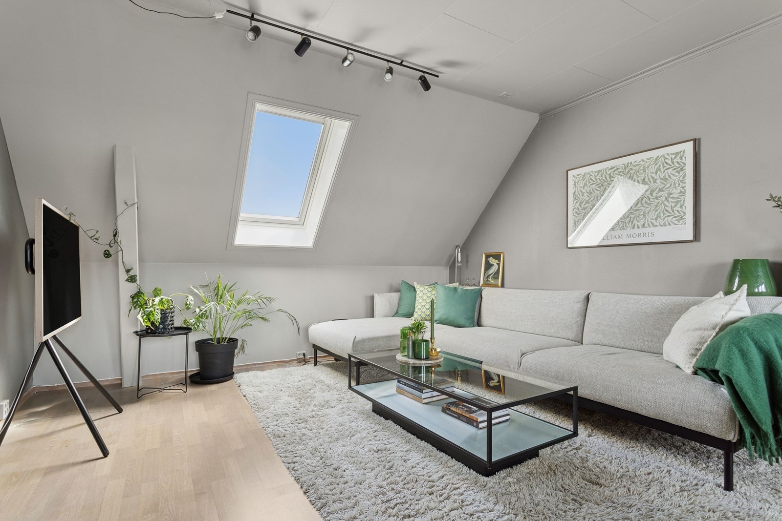 Med vinduer på begge sider er det god gjennomstrømning av dagslys på stuen. Galleribilde