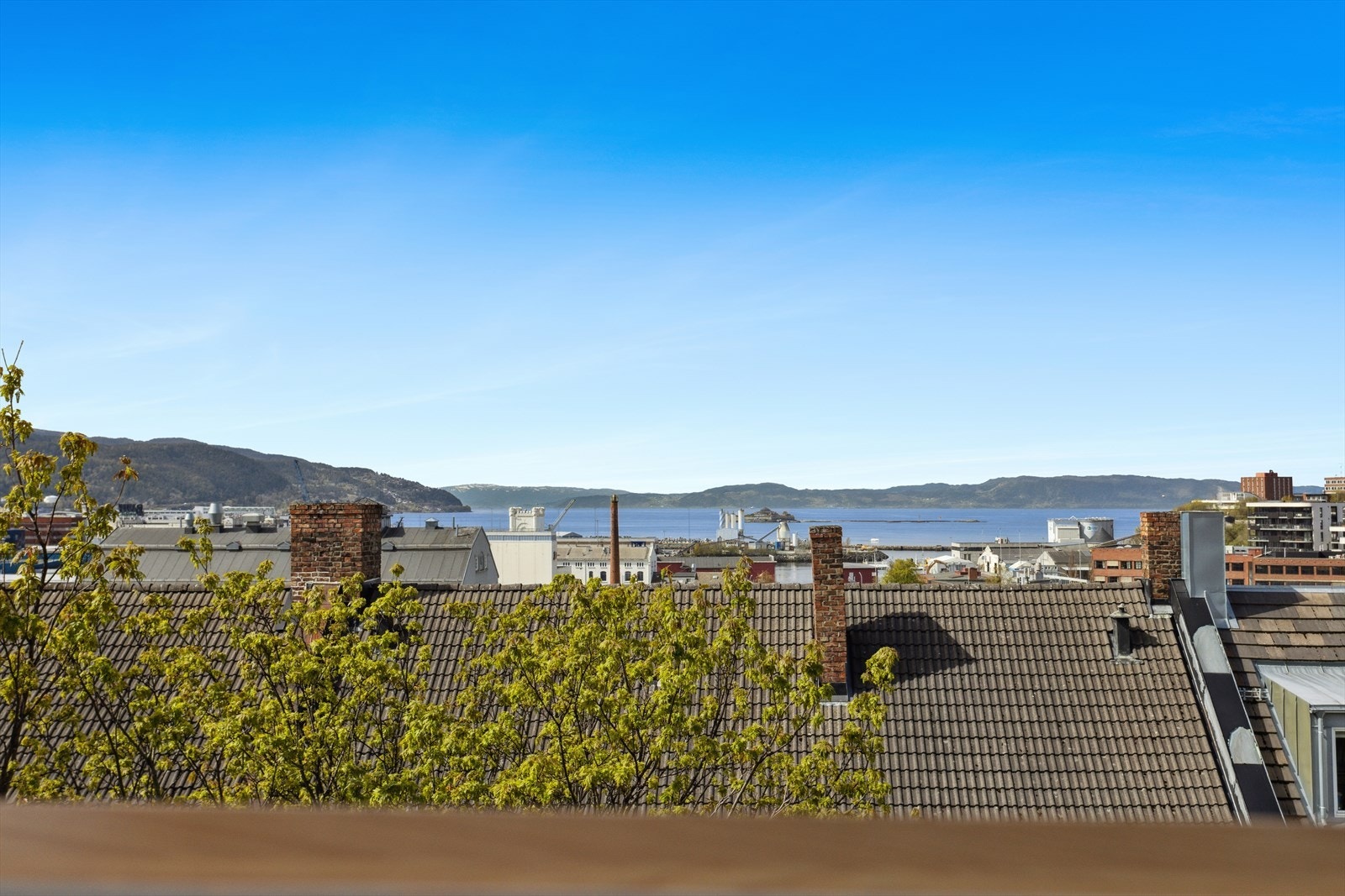 Fin fjordutsikt og ikke minst gode solforhold til langt utpå kvelden. Galleribilde