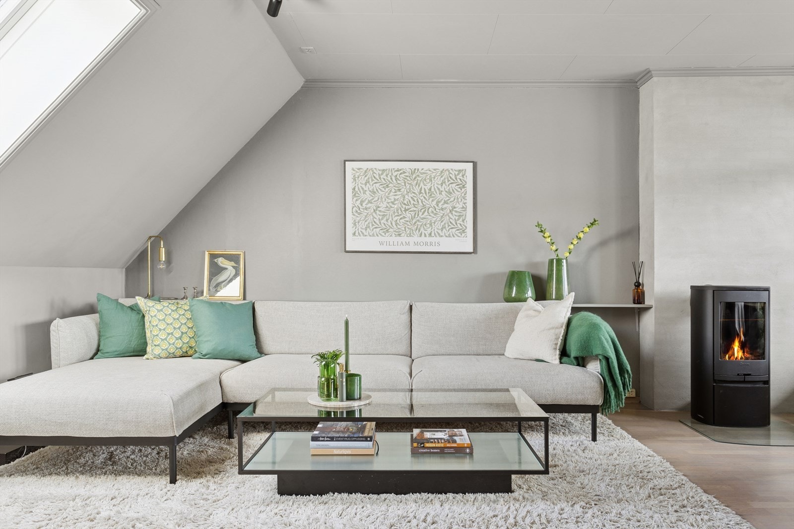 Med 2 soverom, 2 stuer, 2 etasjer og en stor takterrasse er dette en leilighet som mange kan finne attraktiv. I tillegg ligger den meget sentralt plassert på Lilleby. Galleribilde