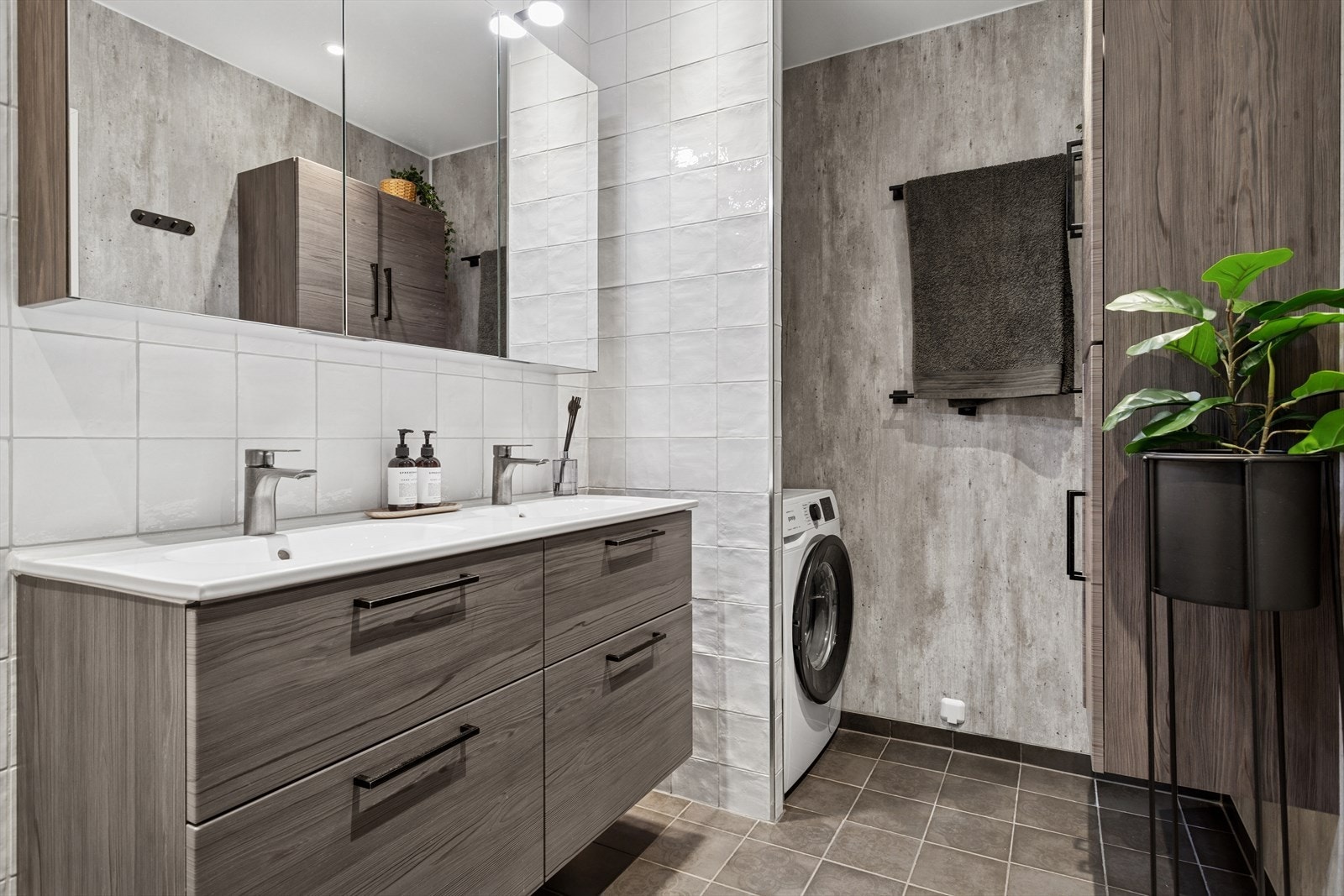 Lekkert og innbydende bad fra 2020 med blant annet dobbelservant. Galleribilde