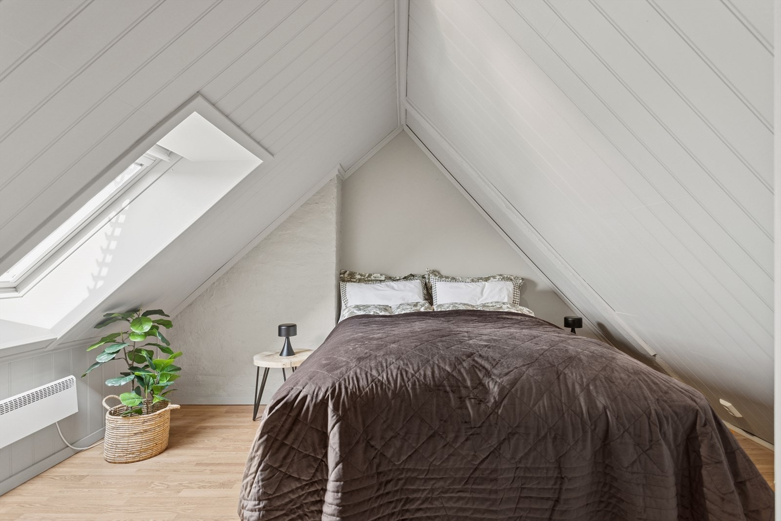 Leiligheten har 2 soverom og grunnet skråtakene er gulvarealet en god del større enn hva de oppgitte arealene er. Galleribilde