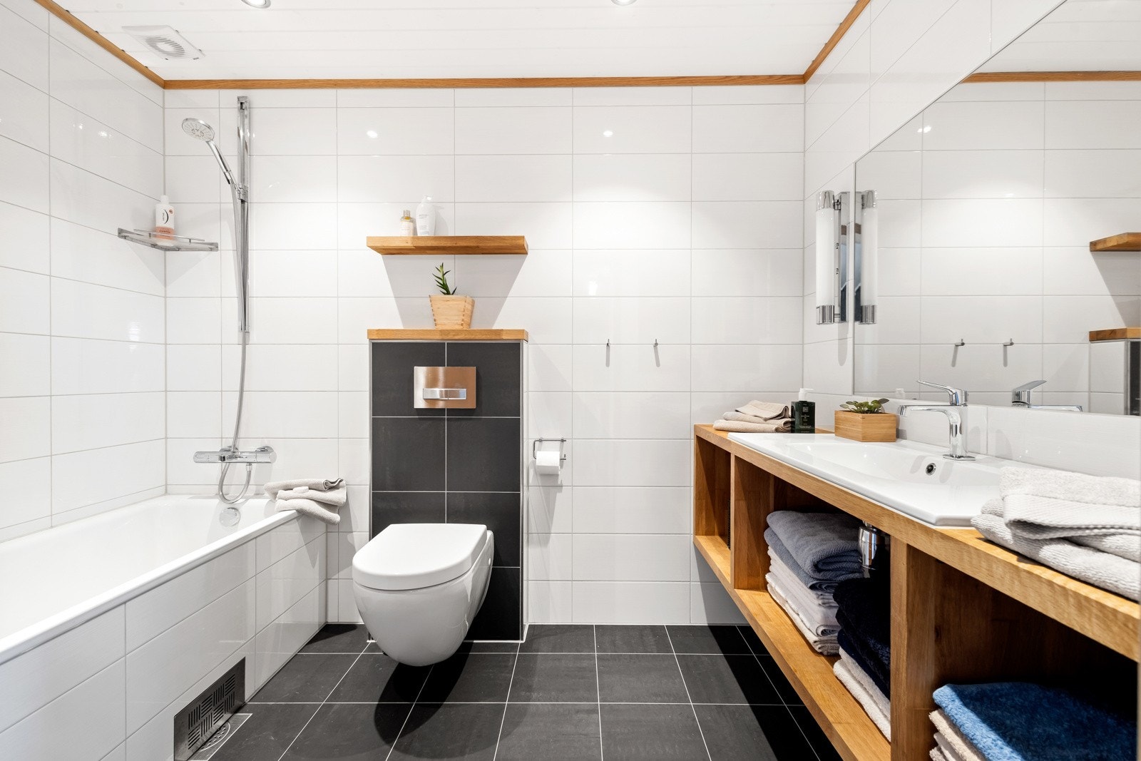 Bad med inngang fra hovedsoverom Galleribilde