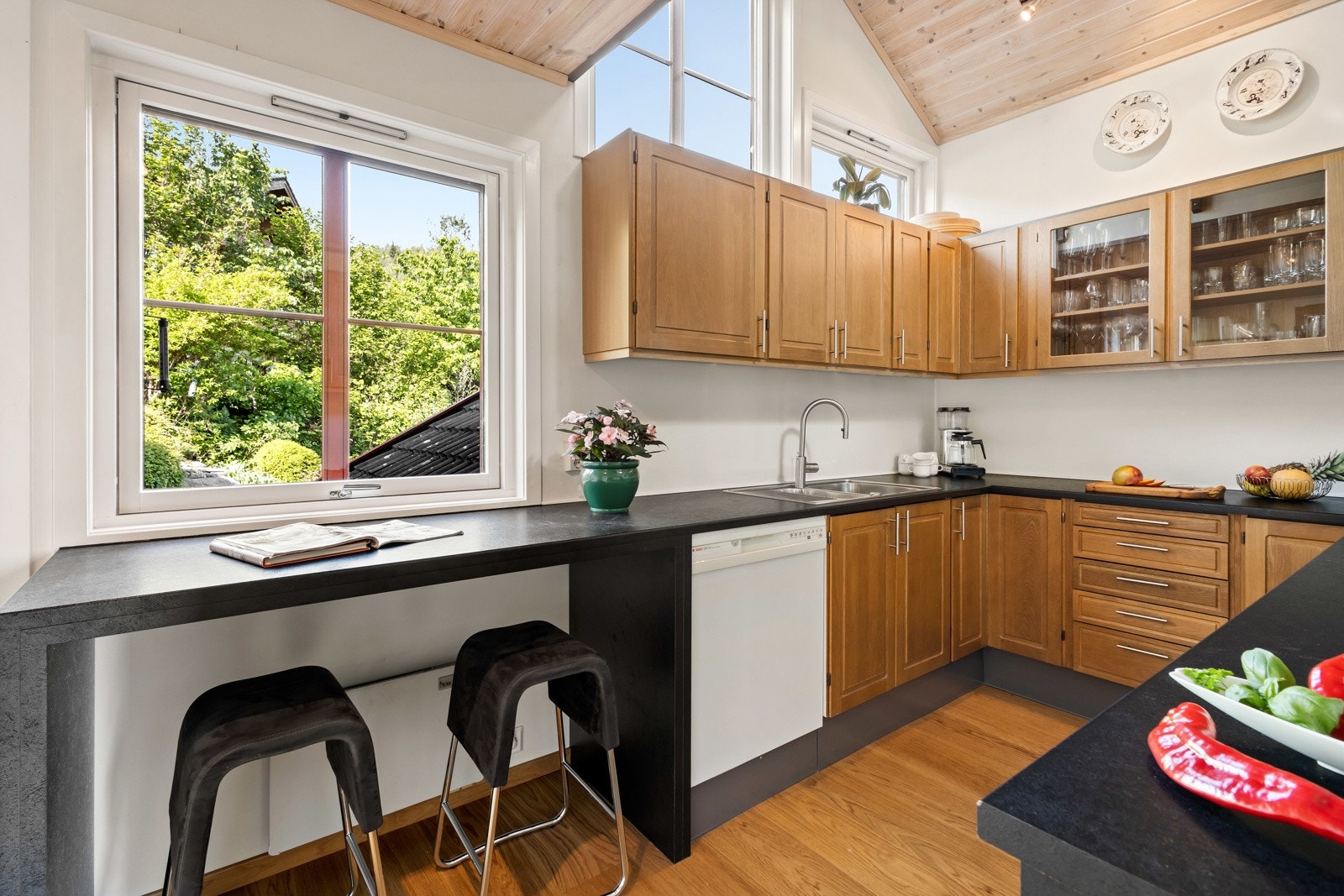 Hyggelig spiseplass på enden av kjøkkenbenken. Galleribilde