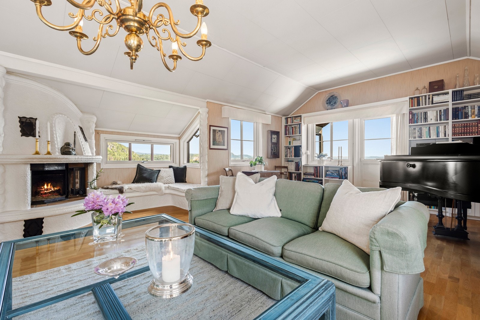 Stue med peis og flott utsikt Galleribilde