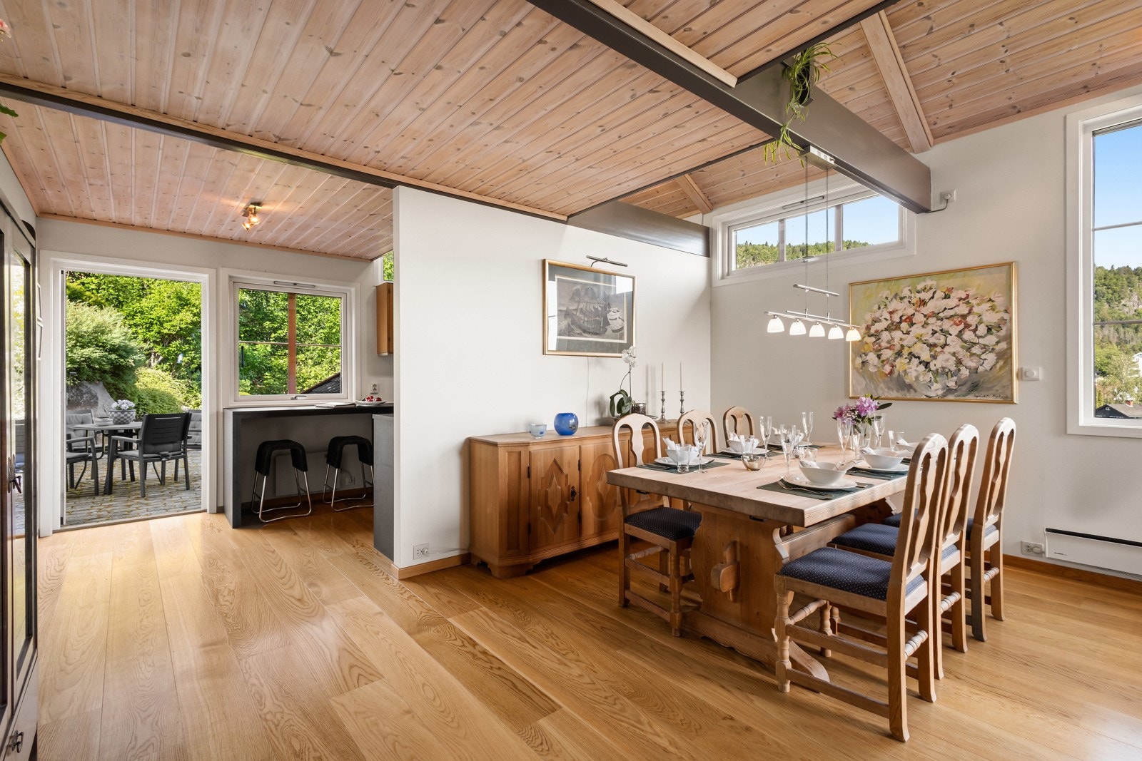 Spisestuen ligger avskilt, rett ved kjøkkenet Galleribilde