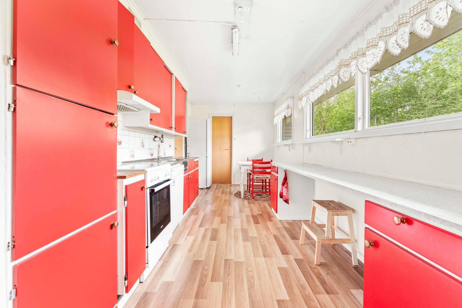 Romslig kjøkken med rikelig skap - og benkeplass Galleribilde