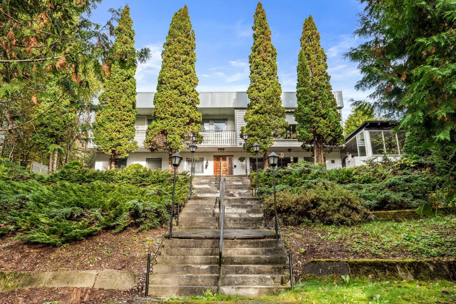 Stor og ærverdig villa med renoveringsbehov Galleribilde