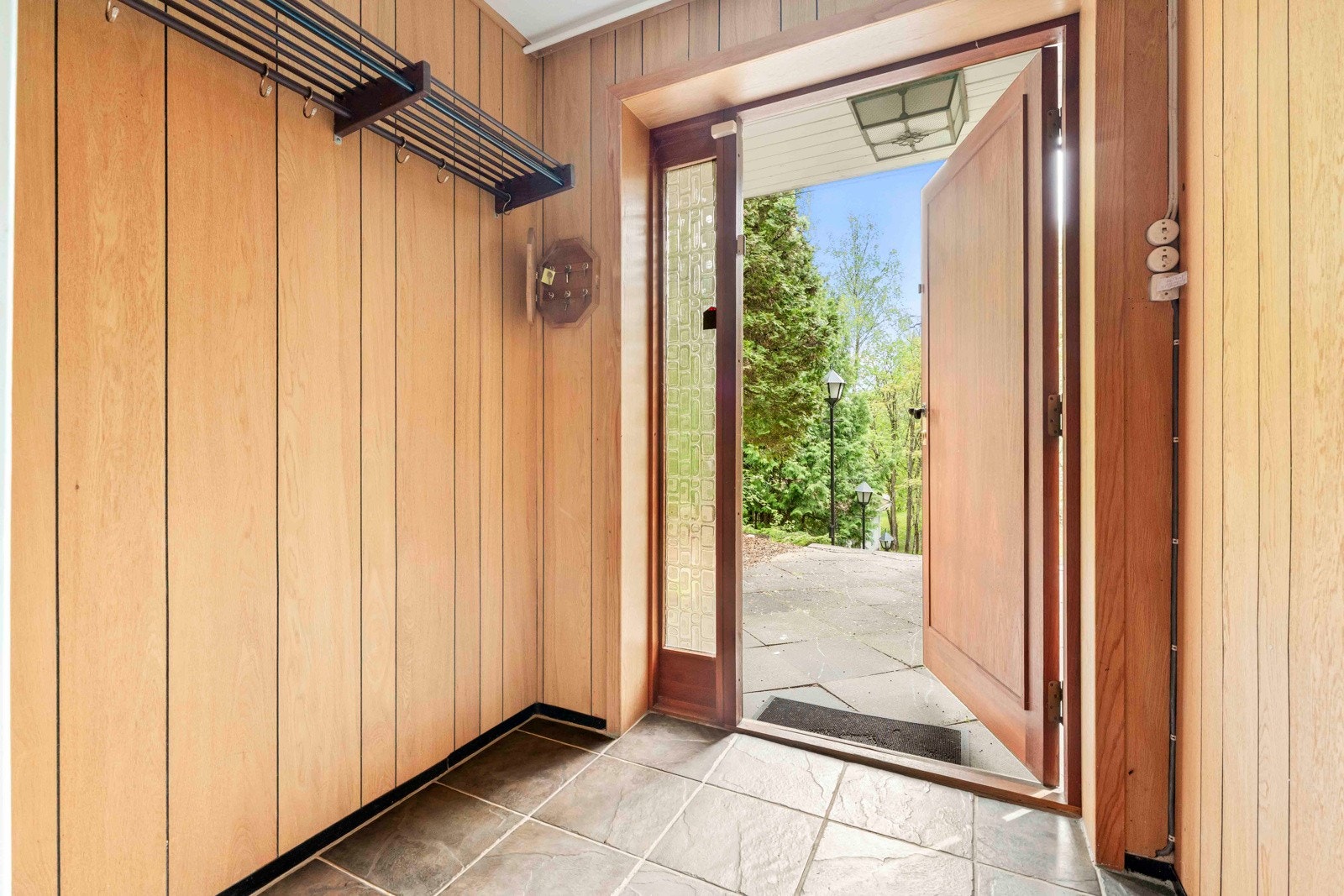 Lys og romslig entrè med rikelig plass for oppheng av yttertøyet Galleribilde