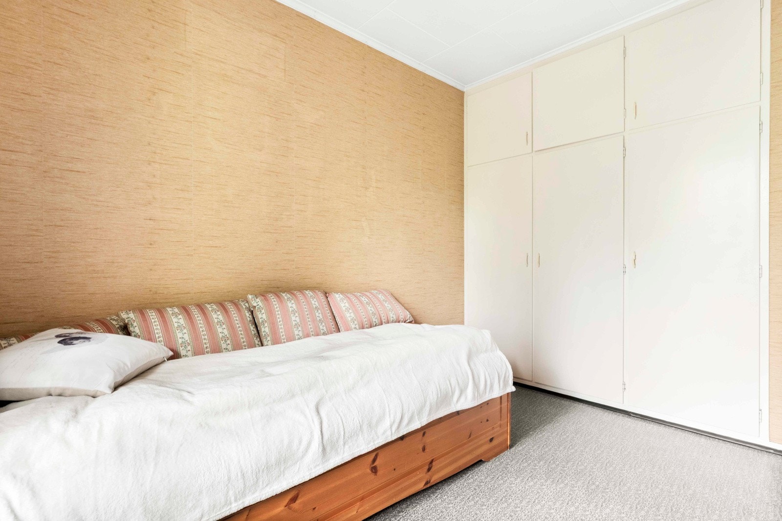 Soverom nr 2 har praktisk garderobeskap Galleribilde