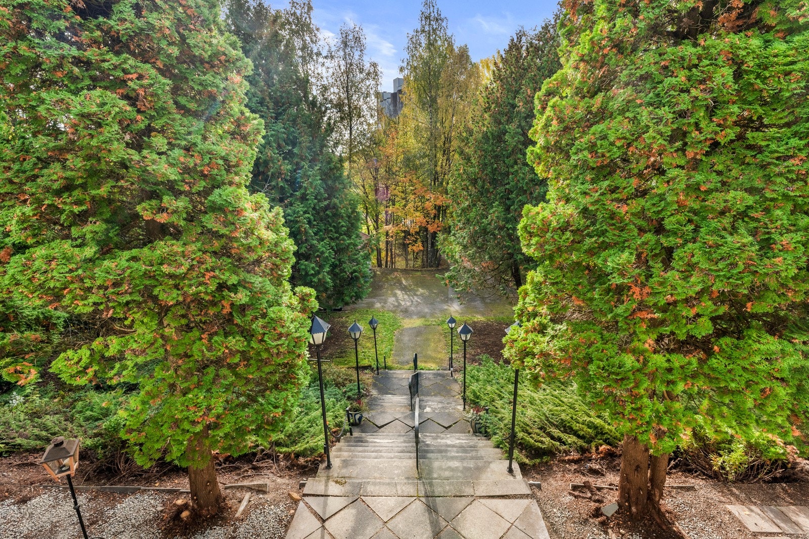 Boligen ligger på høydedrag med trapp opp fra gårdsplassen Galleribilde