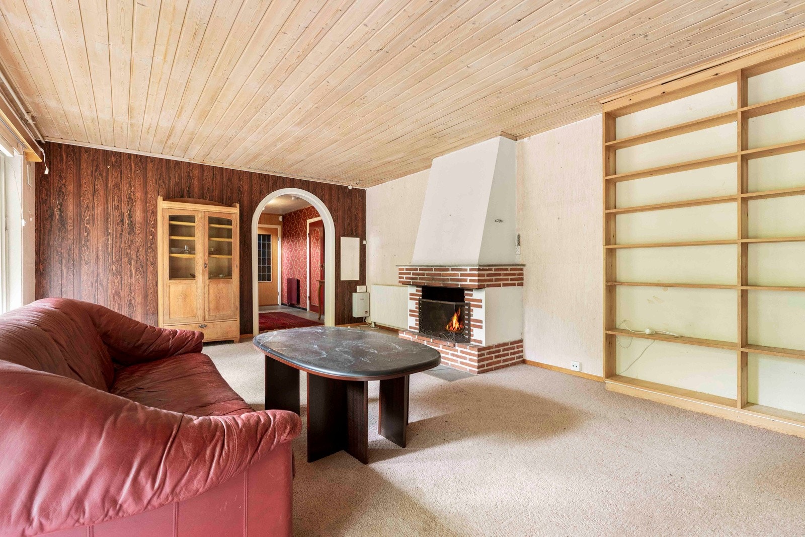 Kjellerstuen har koselig peis for ekstra varme og hygge Galleribilde