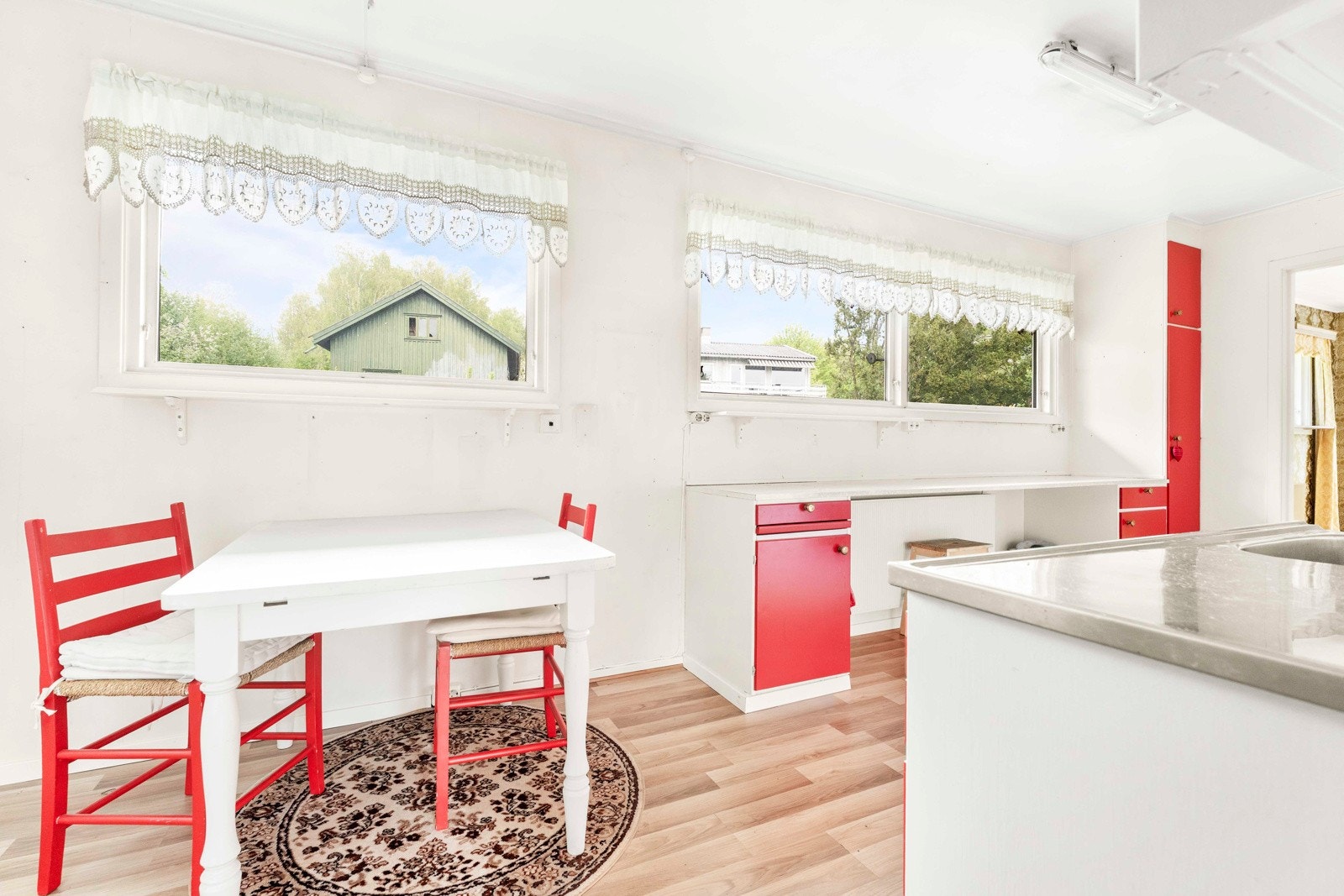 God plass til et større frokostbord på kjøkkenet Galleribilde