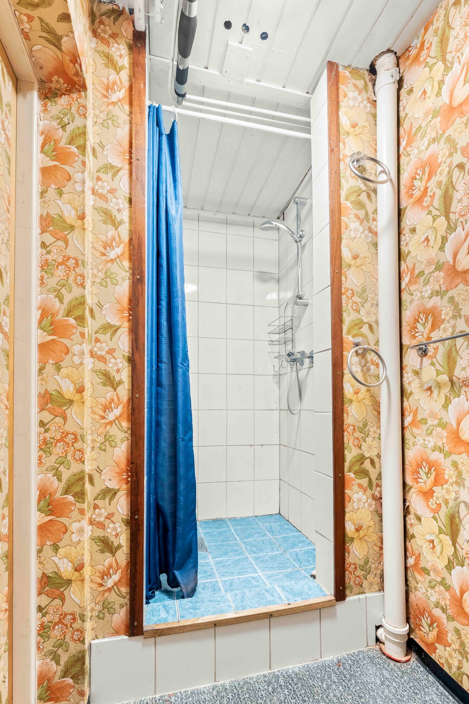 Baderommet har dusjkabinett Galleribilde