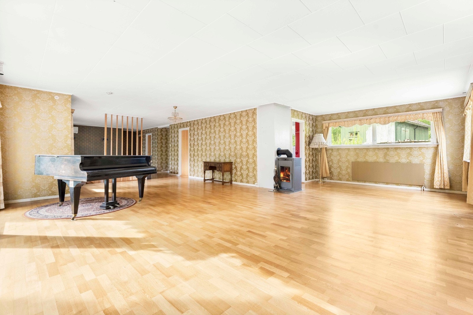 Stuen har god plass til både spisegruppe, tv-krok og lounge. Galleribilde