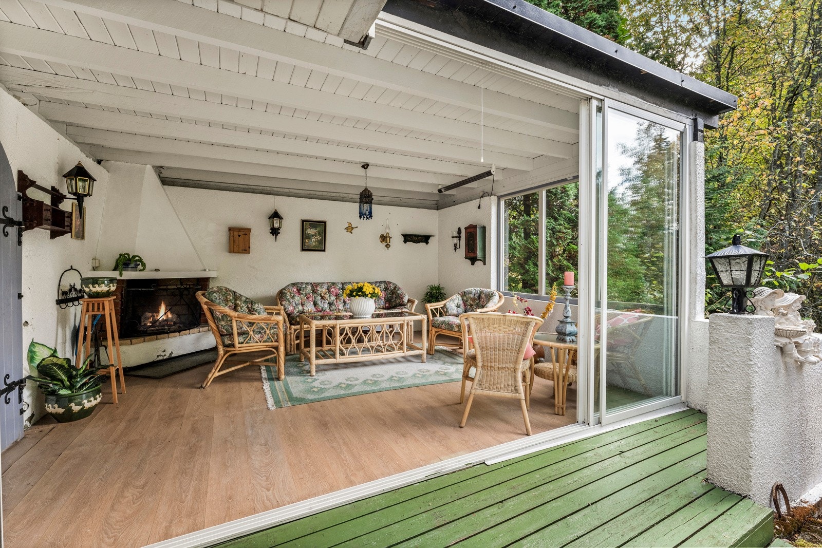 Stilig pergola med god plass til en større lounge Galleribilde