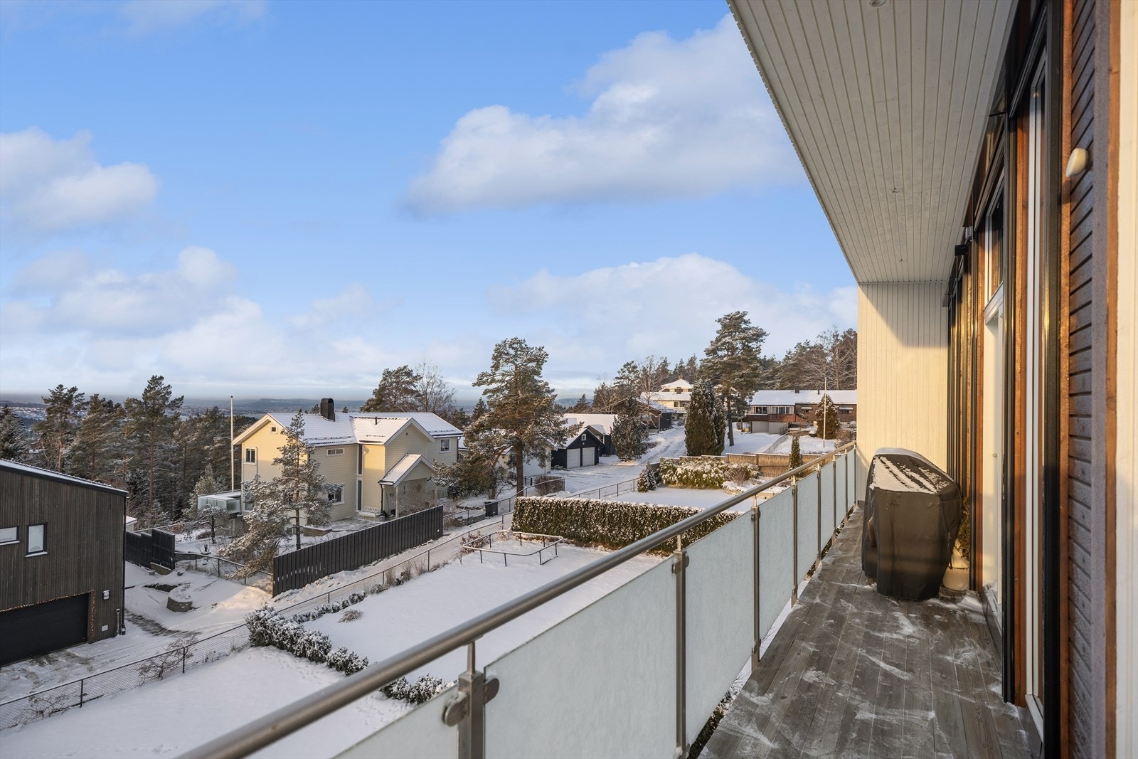 Tomten har flott utsikt, samt gode lys- og solforhold. Galleribilde