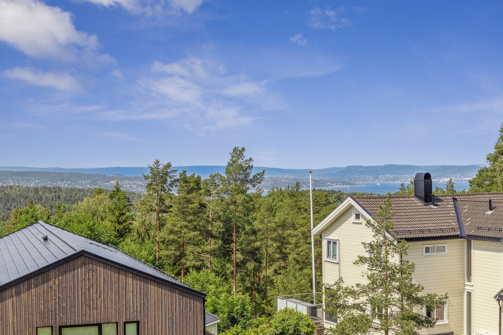 Beliggende høyt og fint til i et attraktivt og svært barnevennlig boligområde på Rikeåsen med fjordutsikt. Galleribilde