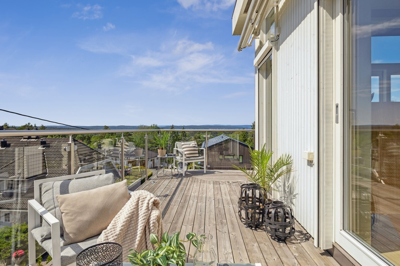 Terrassen fungerer som en forlengelse av stuen på varme sommerdager. Galleribilde