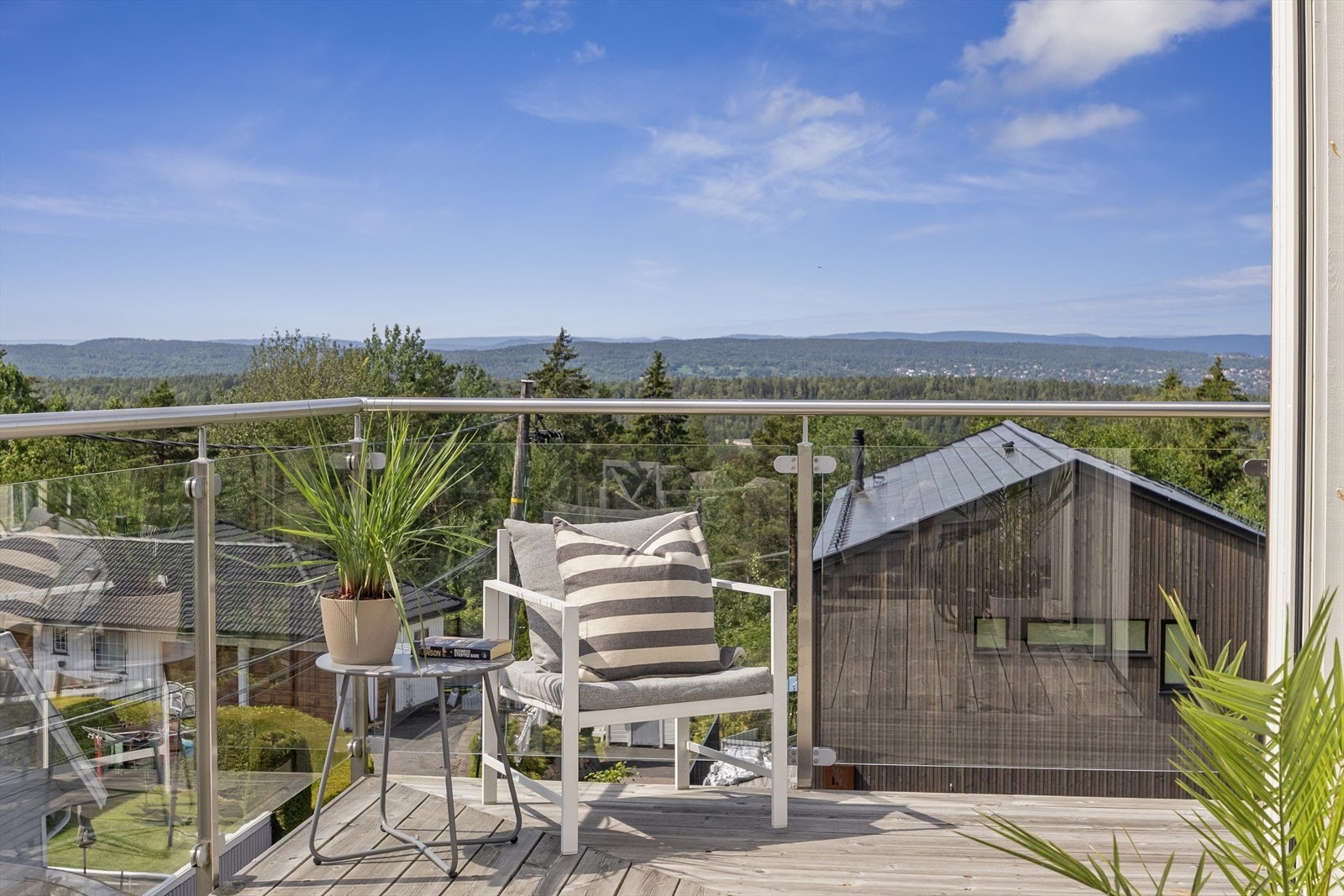 Den flotte utsikten kan nytes fra alle uteplassene. Galleribilde