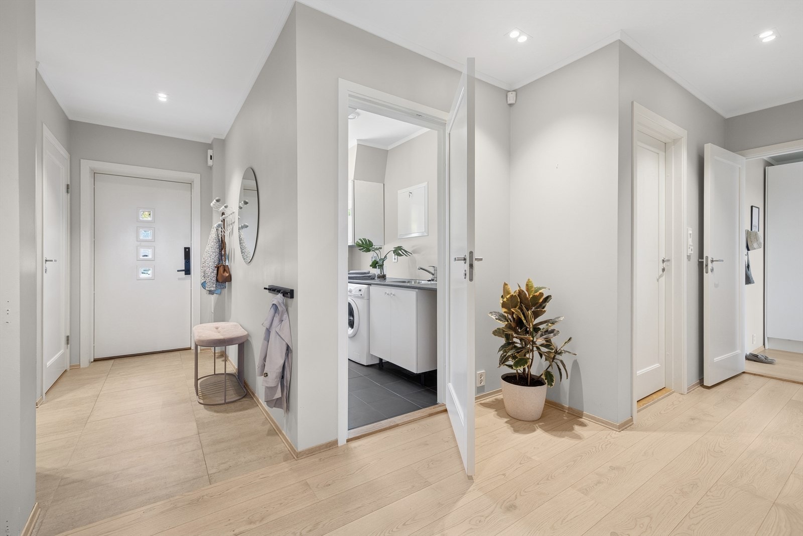 Her ønskes du velkommen inn i flislagt entré og videre inn i gang, Galleribilde