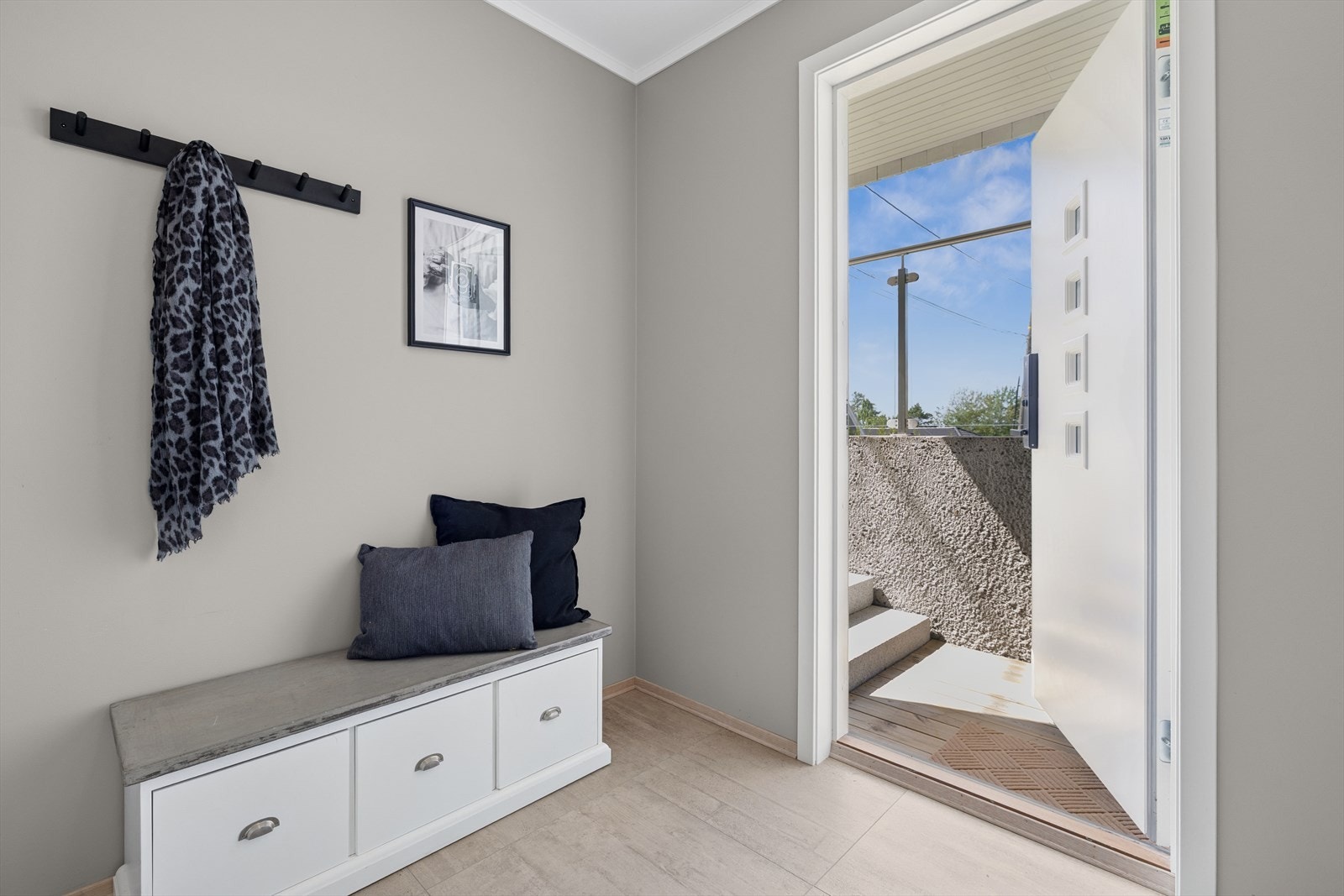 Etasjen har egen inngang med en flislagt entré. Galleribilde