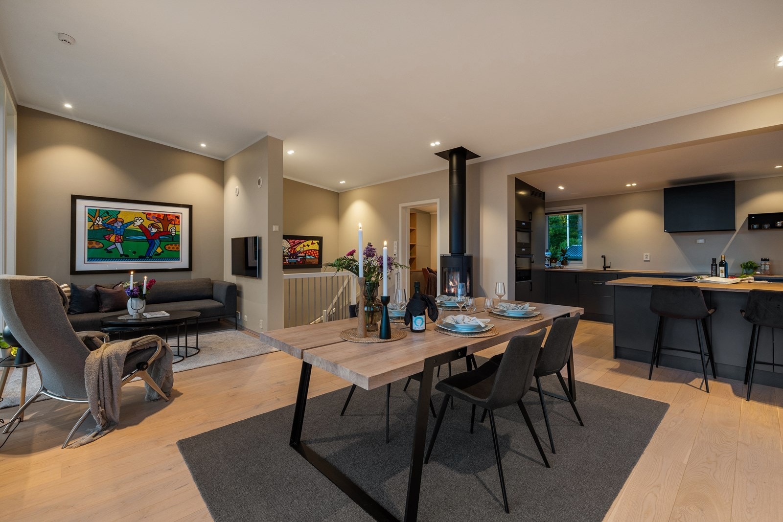 Åpen og fin løsning. Legg merke til den flotte lyssettingen. Galleribilde