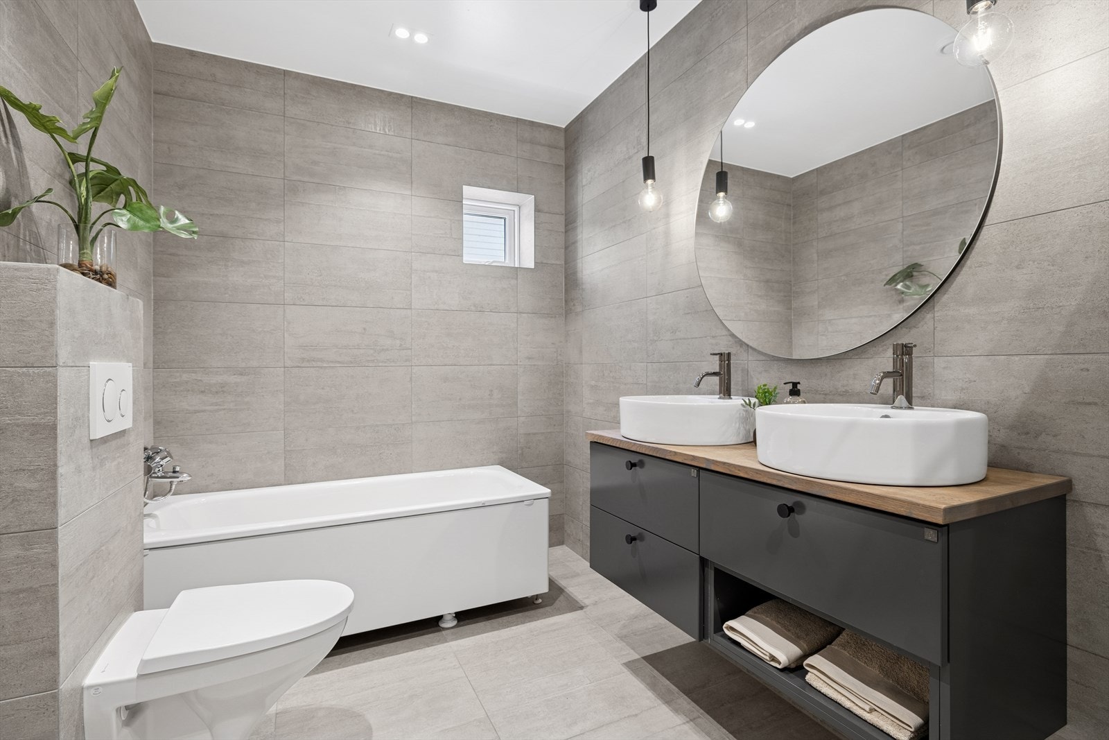 Pent flislagt baderom med elektriske varmekabler. Galleribilde