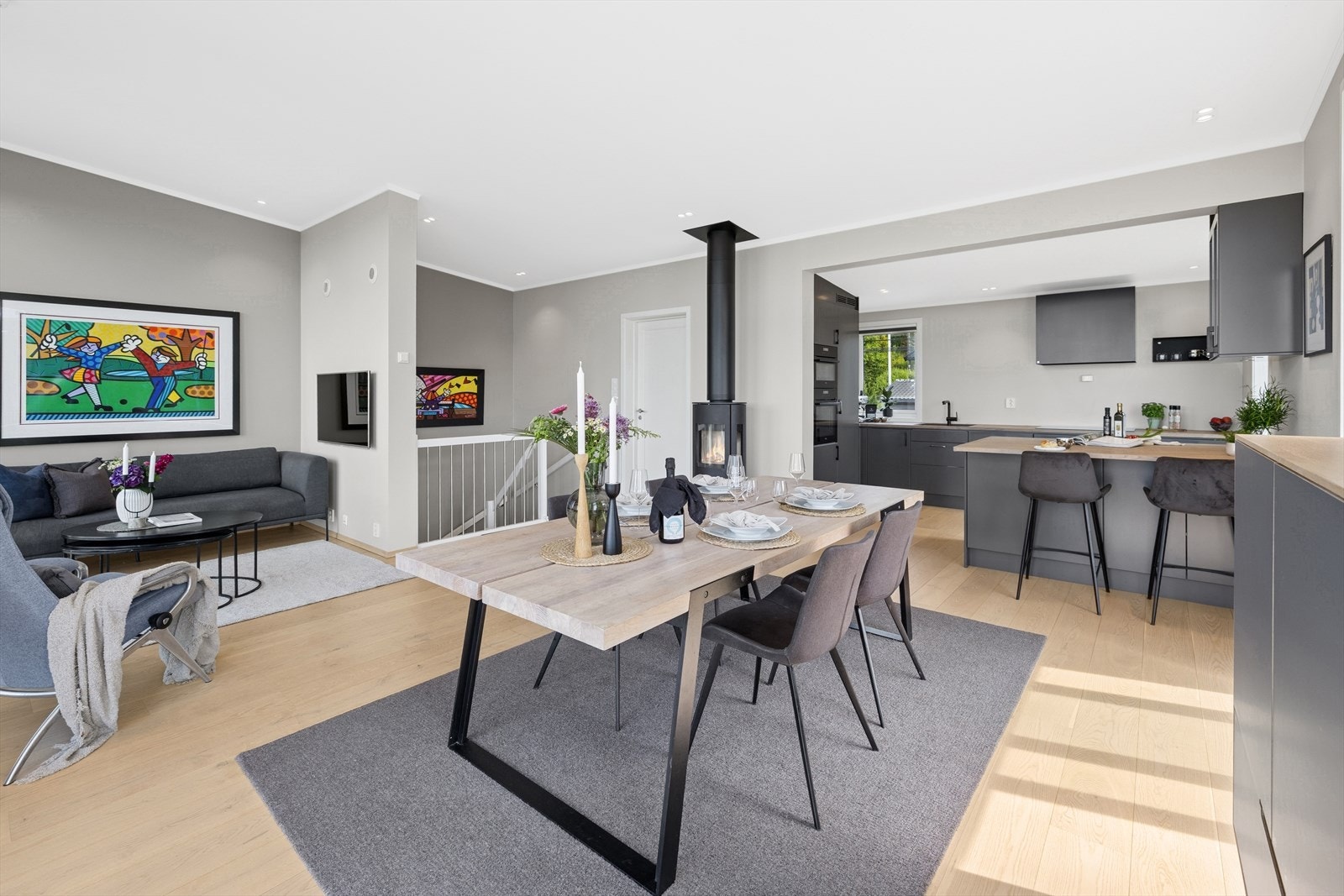 Det er åpen stue og kjøkkenløsning som gjør rommet mer sosialt. Galleribilde