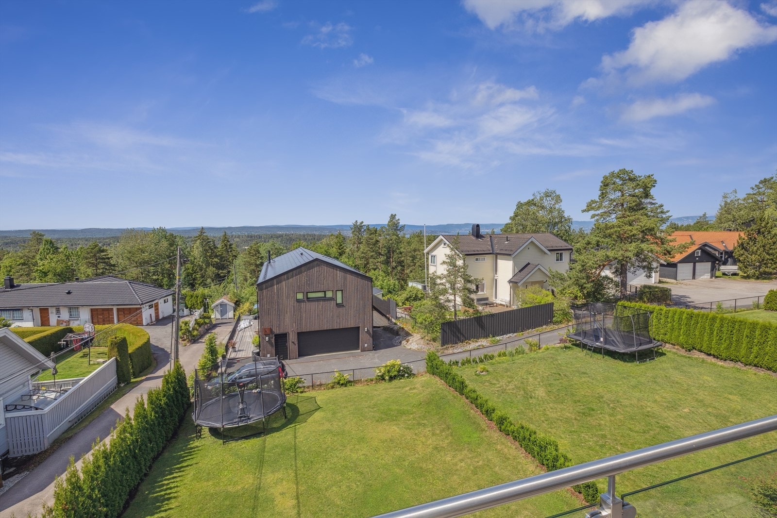 Herfra er det kort avstand til skoler og barnehager, så vel som flotte turområder året rundt, samt gode service- og kollektivtilbud. Galleribilde