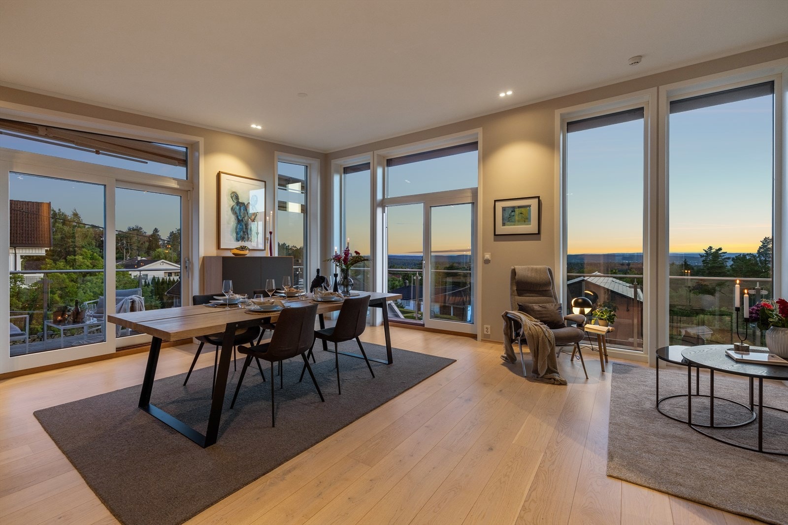 Her kan den fine utsikte kan nytes fra alle deler av rommet. Utbredt bruk av screens mot vest og syd. Galleribilde