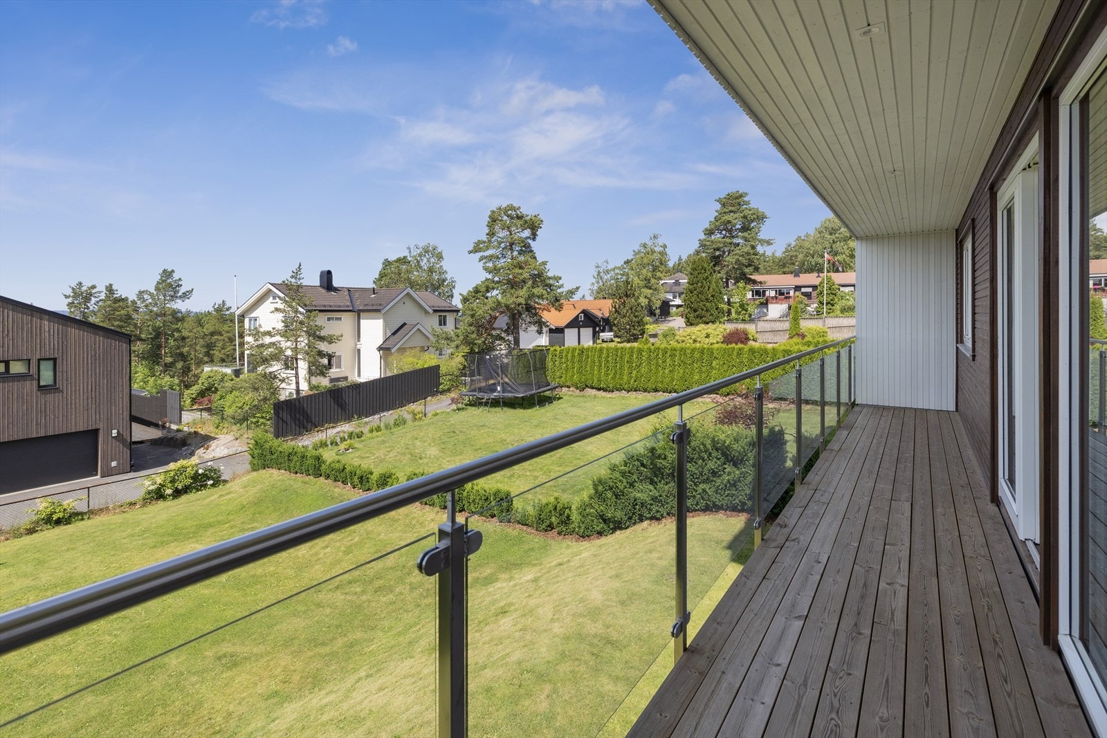 Utgang fra soverommet til en overbygd luftebalkong. Galleribilde