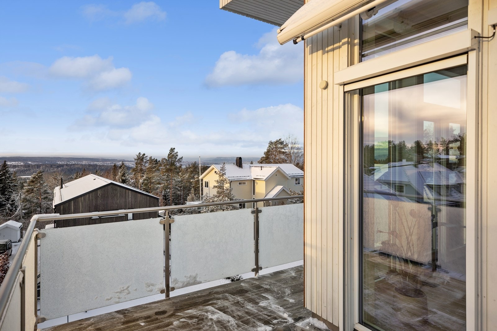 Den flotte utsikten kan nytes fra alle uteplassene. Galleribilde