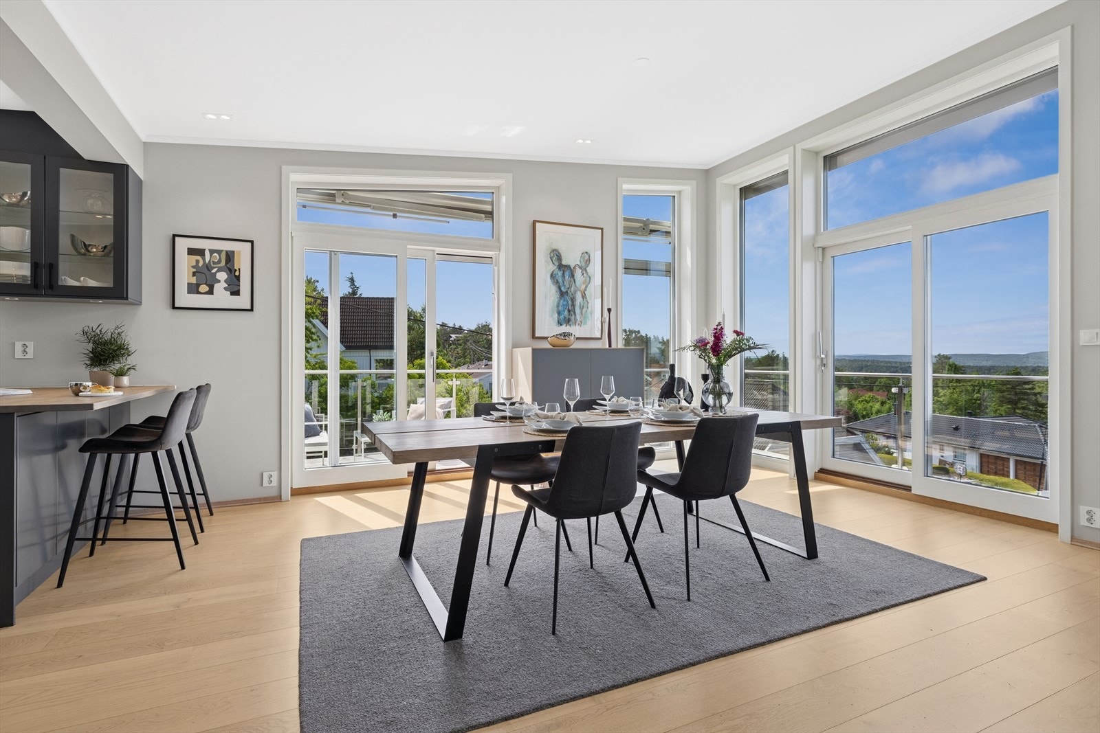 I tilknytning til kjøkkenet, kan spisebord enkelt plasseres - her kan gode måltider nytes. Galleribilde